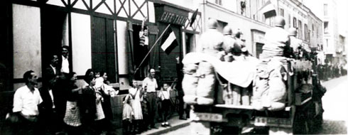 Photo de la libération de Villetaneuse en 1945, des soldats alliés sont acclamés par les habitants dans une rue de Villetaneuse.