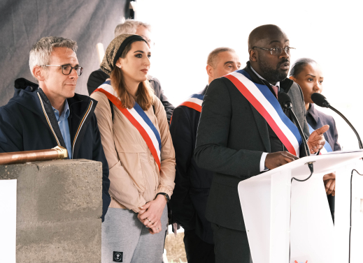 Pose de la première pierre de la future école Jacqueline-Quatremaire