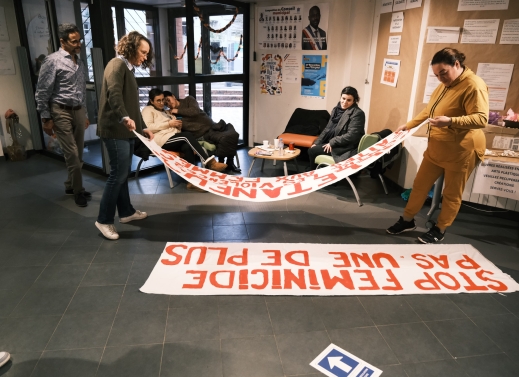 Atelier banderoles au CSC contre les violences faites aux femmes